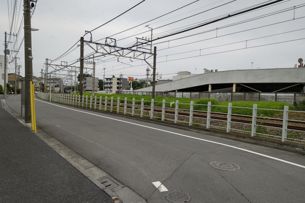 西武新宿線の線路見える六中通り